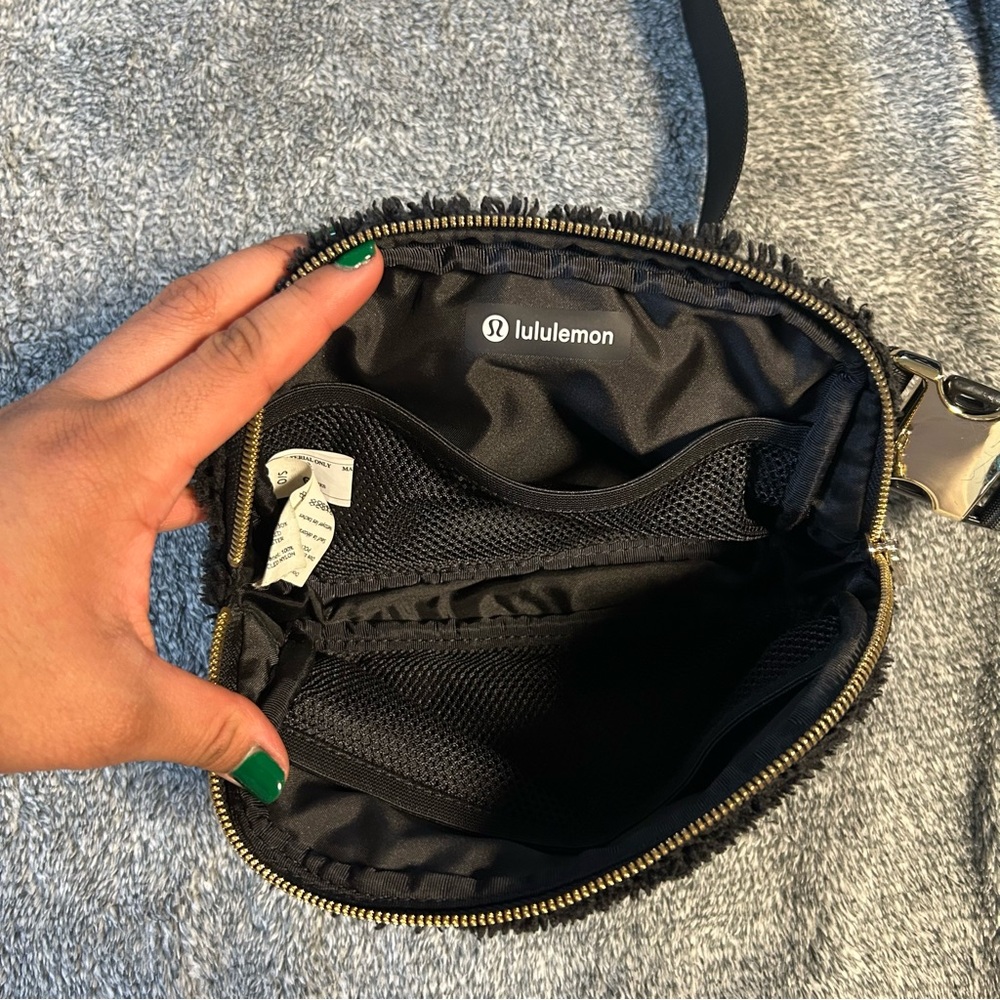 LULULEMON - Black Sherpa Belt Bag - Picture 7 of 7